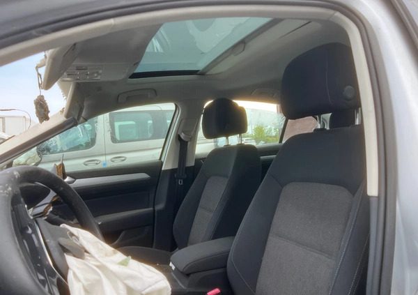 Volkswagen Passat cena 21900 przebieg: 100000, rok produkcji 2019 z Trzebnica małe 37